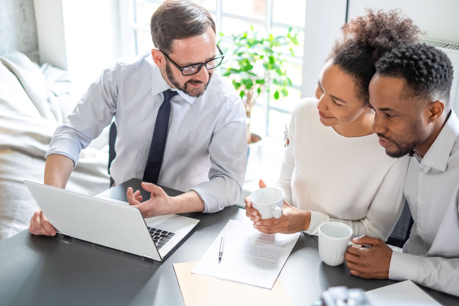 Professional bilingual virtual assistants collaborating online